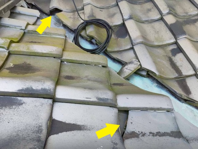 谷板金周辺の瓦が割れてる　ズーム